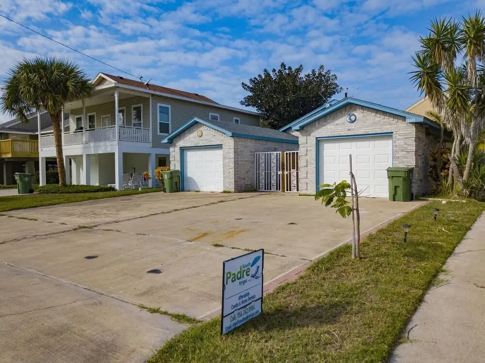 Ground Floor Duplex 1/2 block to Beach BBQ ok 2 Bedroom Home by RedAwning