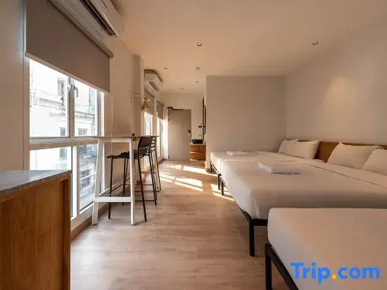 Standard Sextuple Family room
