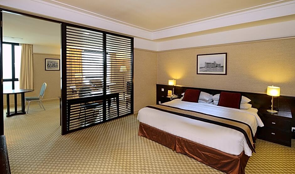 Pacific Regency Hotel Suites