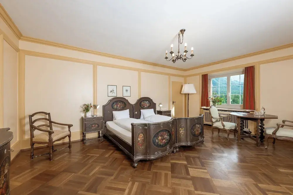 2 Bedrooms Standard Family room with mountain view