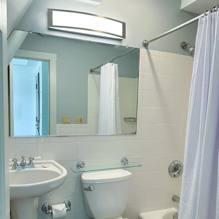Suite with balcony and with city view