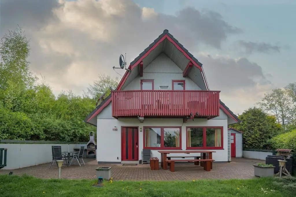 Ferienhaus am See im Bergland 100