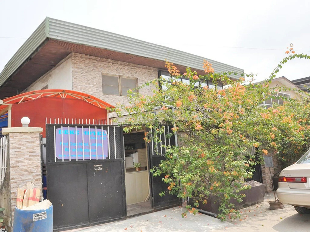Deke Hotel and Suites