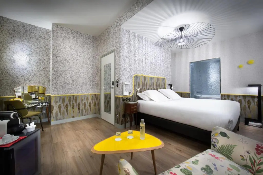 Neo Retro Double Junior Suite full double bed