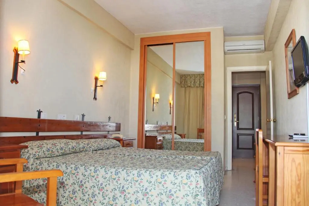 Double room (full double bed)