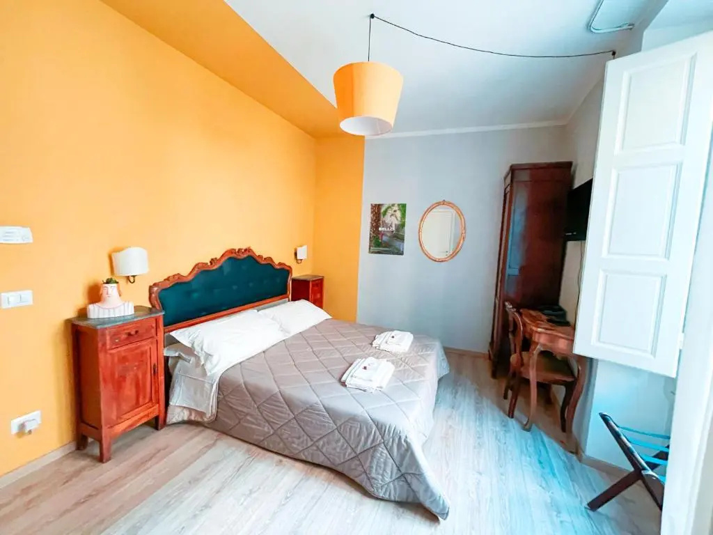 Double room (full double bed)