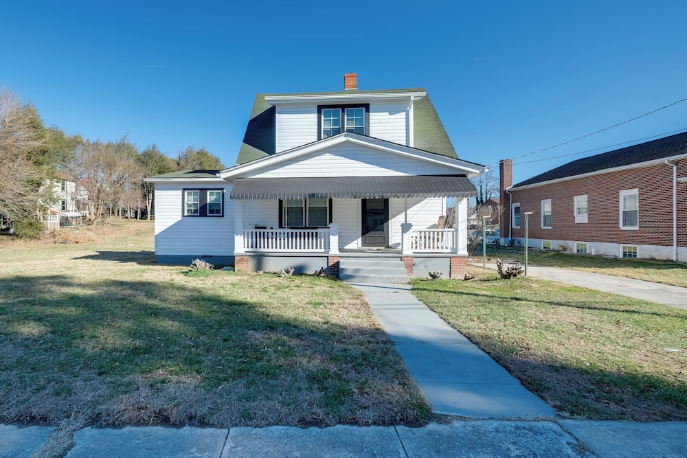 Walk to Main St & Campus! Dtwn Radford Home