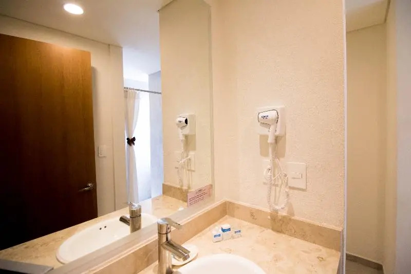 Двухместный номер Preferential 2 отдельные кровати в Hotel Misión Puebla Angelopolis