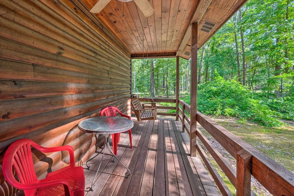 Ideally Located Broken Bow Cabin Private Hot Tub