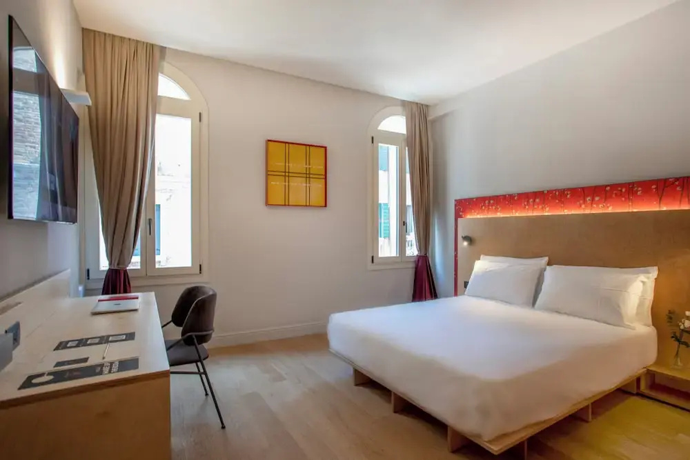 Suite with canal view