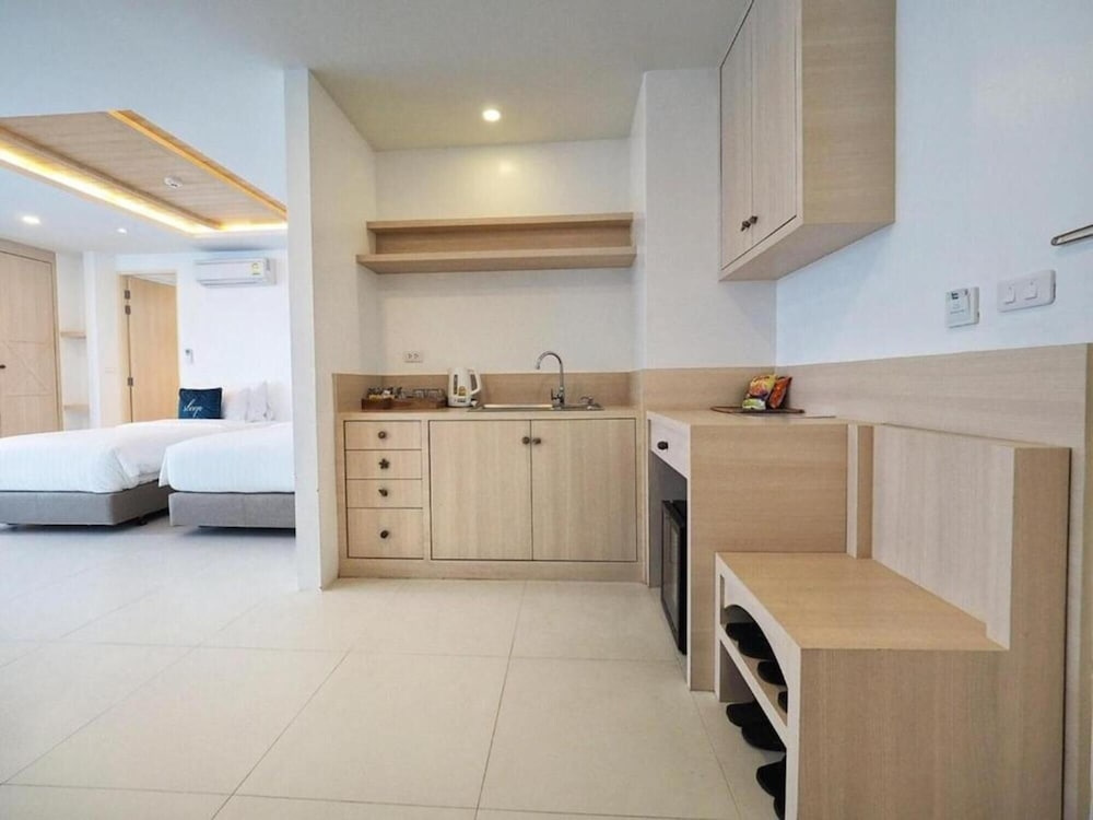 Люкс с 2 комнатами с балконом в Costa Village Bangsaray