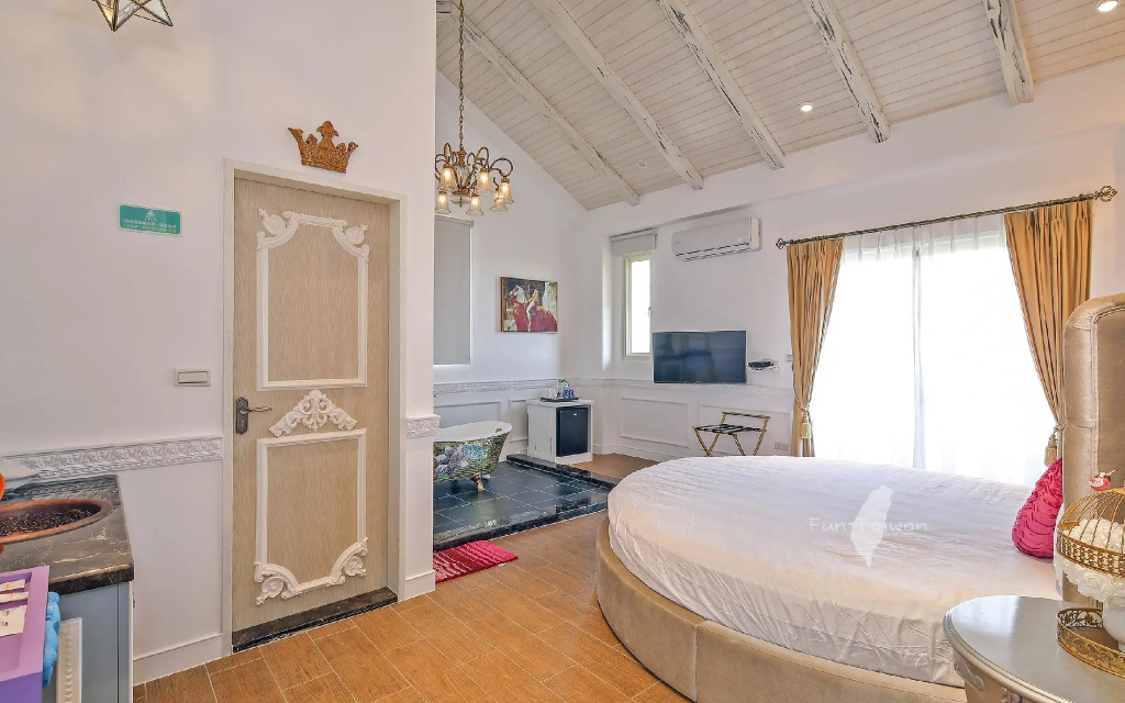 Deluxe Double room (full double bed)