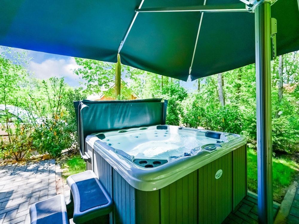 House in Reutum With Jacuzzi & Forest View