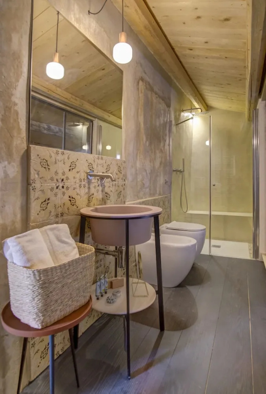 Deluxe Double room (full double bed)