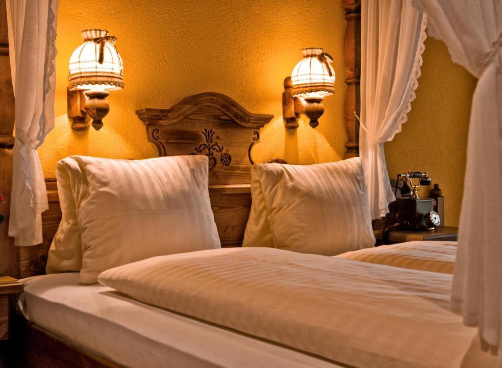 尊爵雙人房，設有陽台及景觀，配備大床。