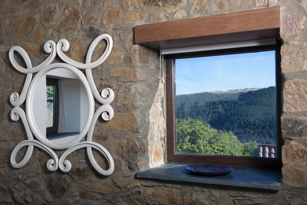 1 Bedroom Deluxe Double Cottage with mountain view full double bed