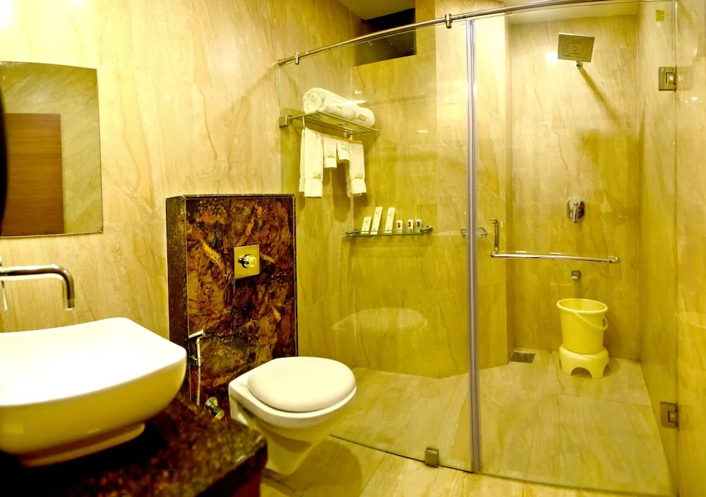 Standard Double Club room with city view (full double bed)