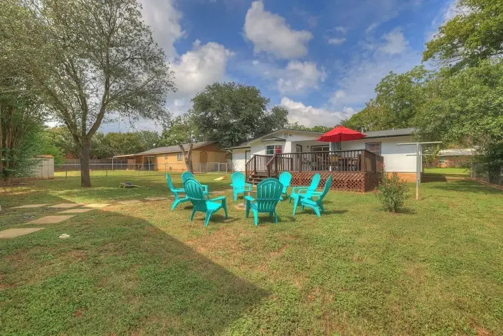 Elegant and Stylish Glenmoor Abode - 5 min to Town