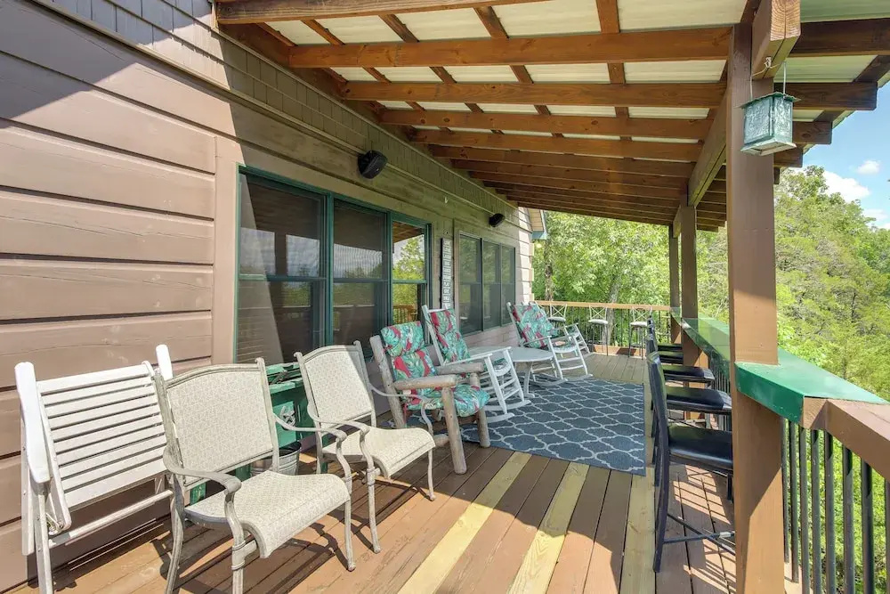 Sevierville Cabin w/ Hot Tub & Mountain-view Deck