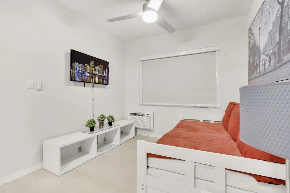 "Fantastic House 5min to Brickell w/ Pool & Tub".