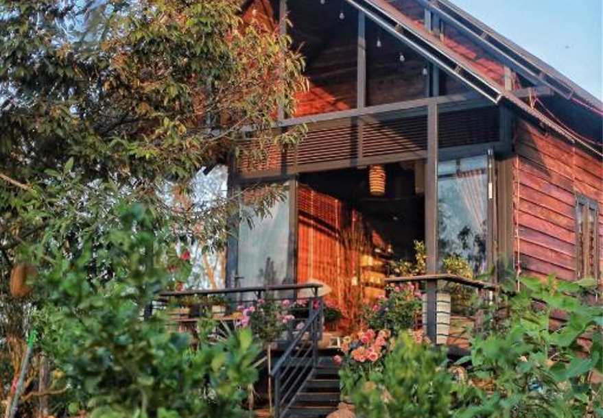 Queeny’s Farmstay Wooden House
