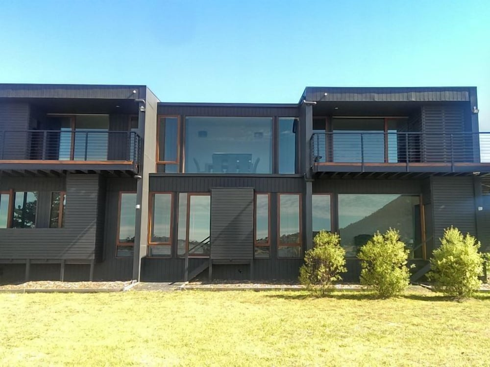 Hobart Waterfront Luxury Retreat