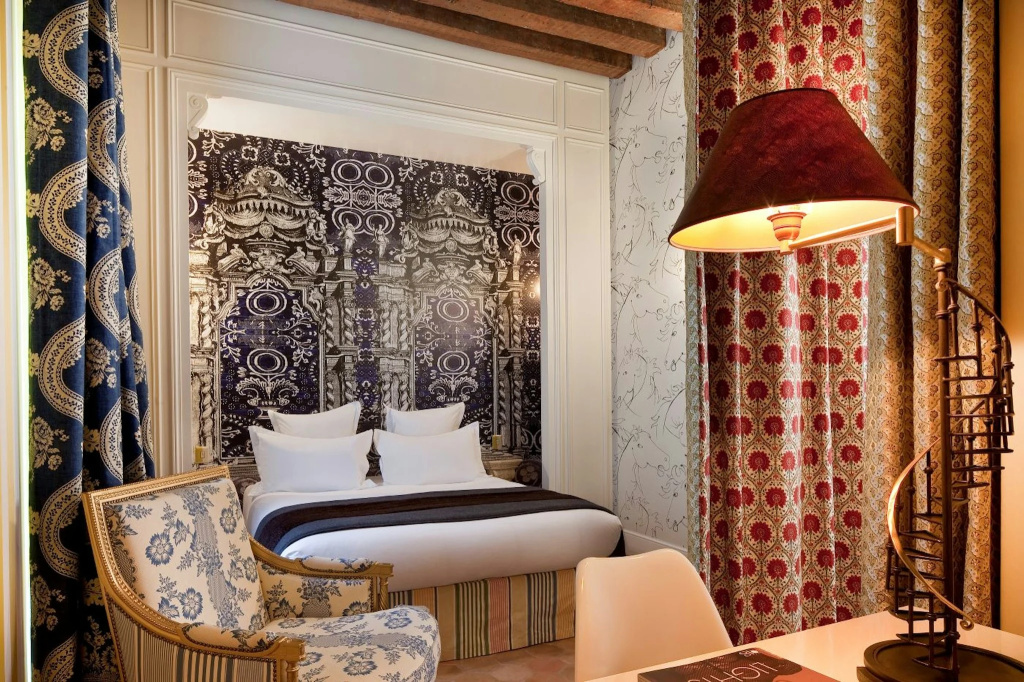 Hôtel du Petit Moulin, Haute Couture hotel by Lacroix 35