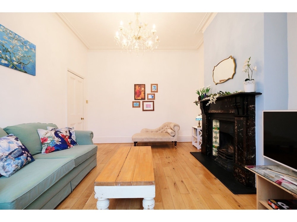 Lovely 1BR Edwardian House For 4 in North London