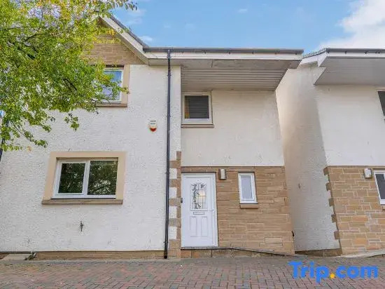 Muirton House 2 - 4 Bed House, 4 Car Driveway, 2 Bathrooms, Smart TVs in every room