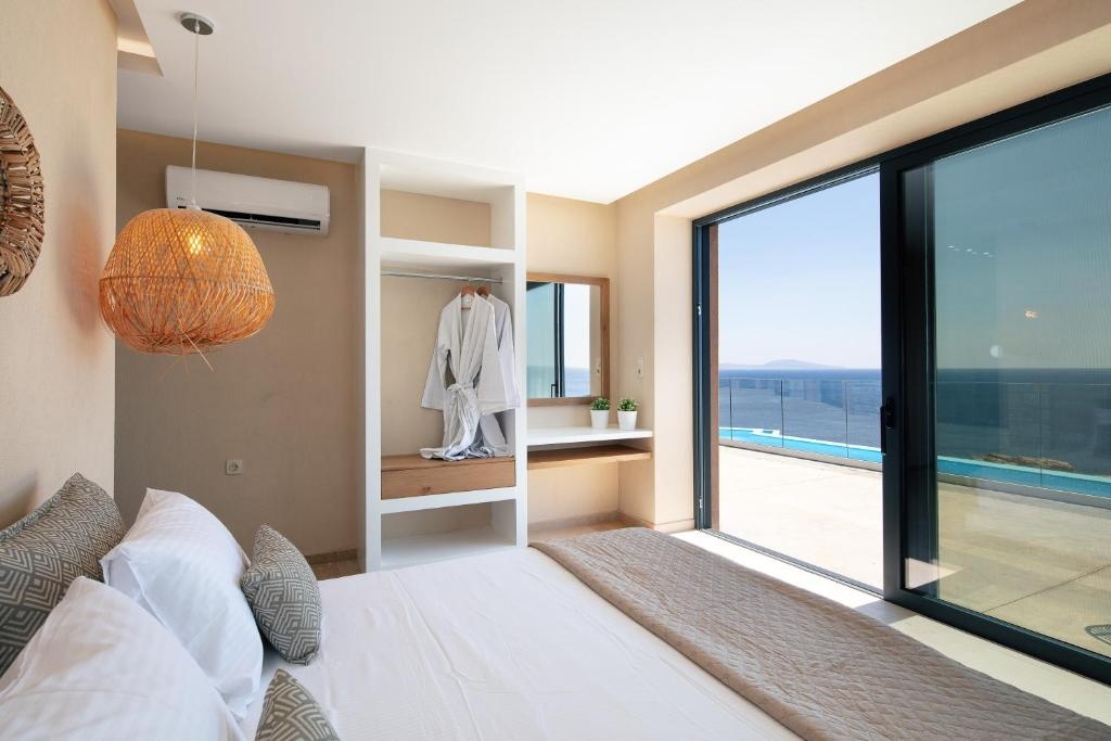 Seafront luxury villa with infinity pool & devine views! — 4