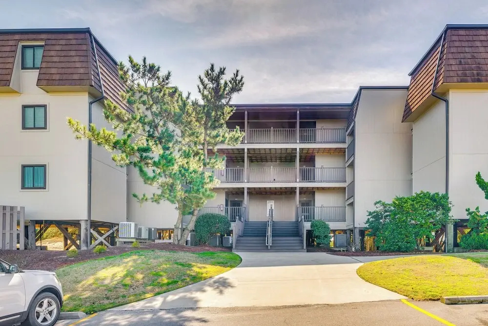 Atlantic Beach Condo w/ Balcony & Beach Access!