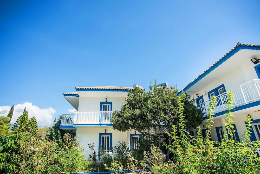 Bluewhite Studio - Garden by the Pool