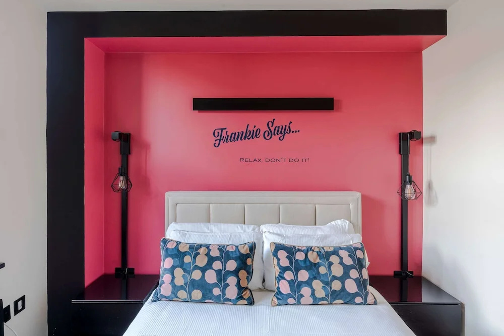 The Influencer Suite - Soho - by Frankie Says — фото