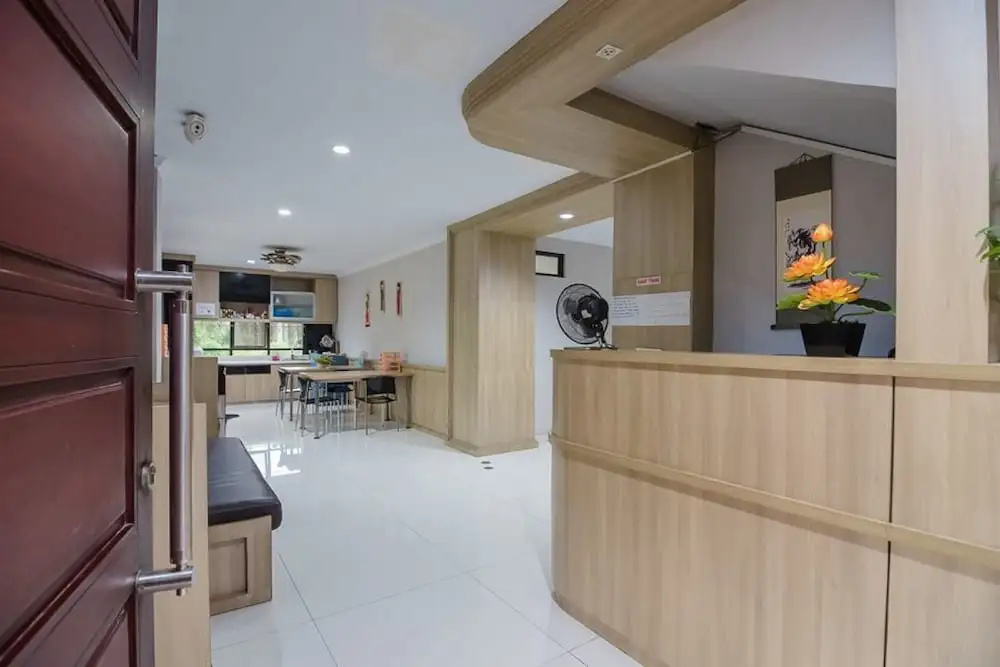 RedDoorz Plus near Lippo Cikarang Mall 2
