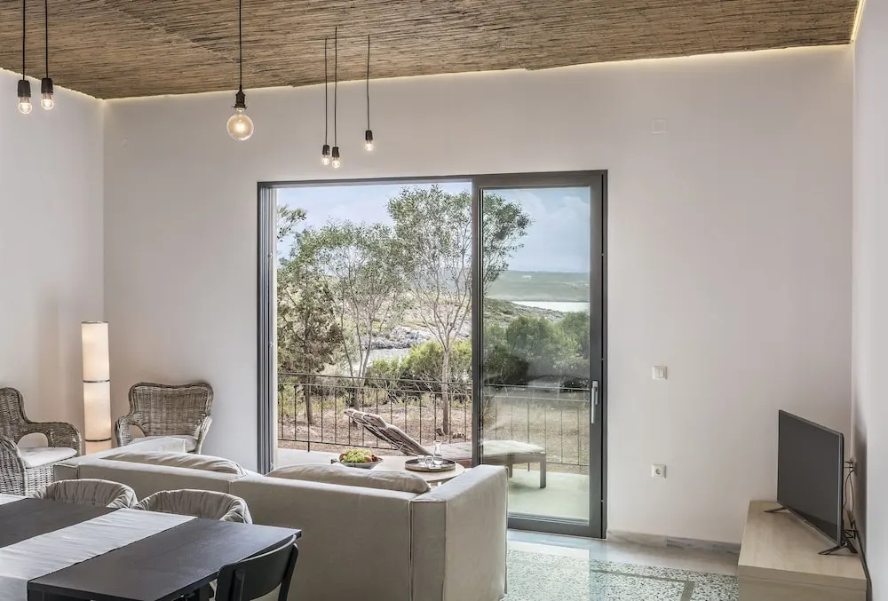 2 Bedrooms Cottage beachfront