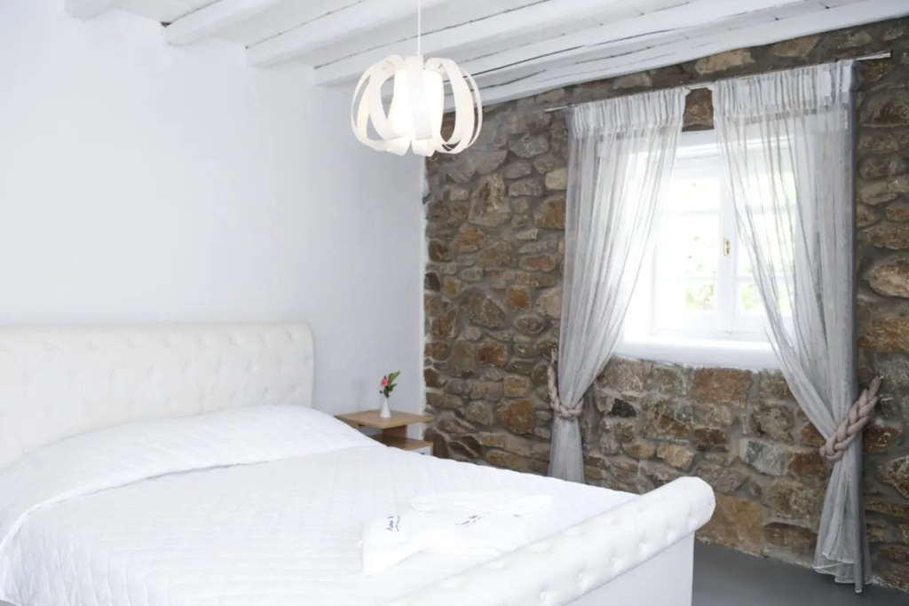 Standard room with pool view
