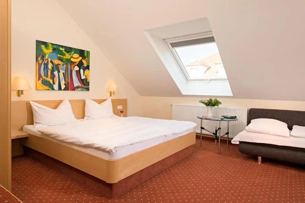 Standard Triple room