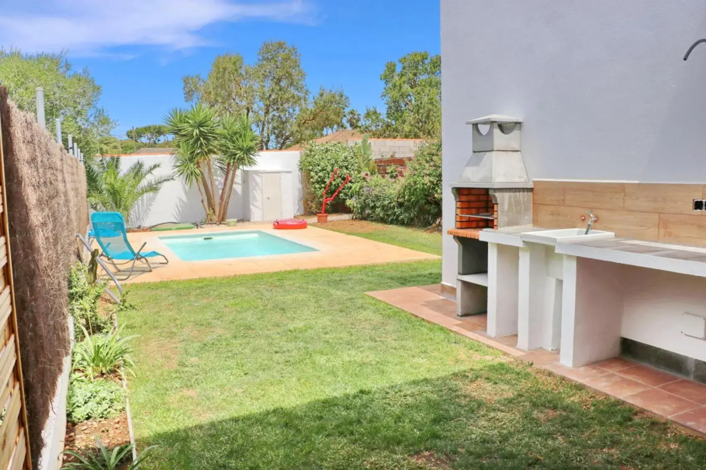 Chalet Isla Azul con piscina y porche