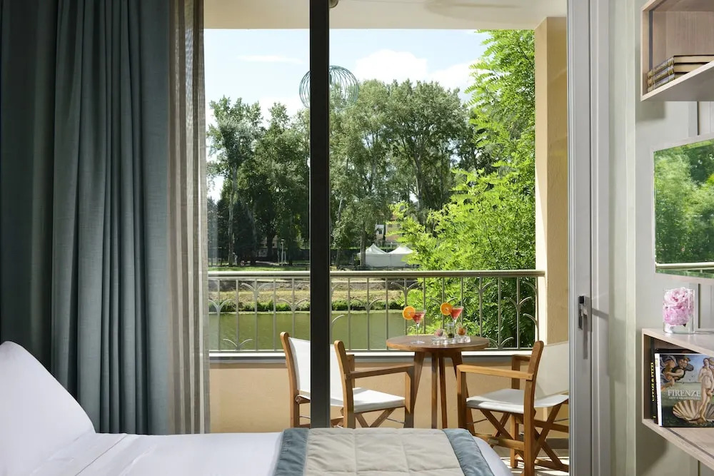 Двухместный номер Deluxe с балконом и вид на реку Арно двуспальная кровать в Hotel Ville sull'Arno
