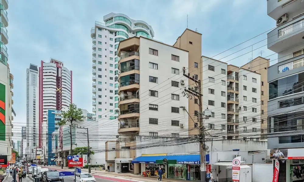 Apartment w Balcony 250m From Praia Central Erj101
