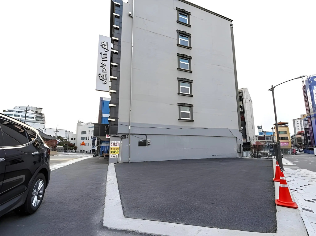 Goodstay World Hotel
