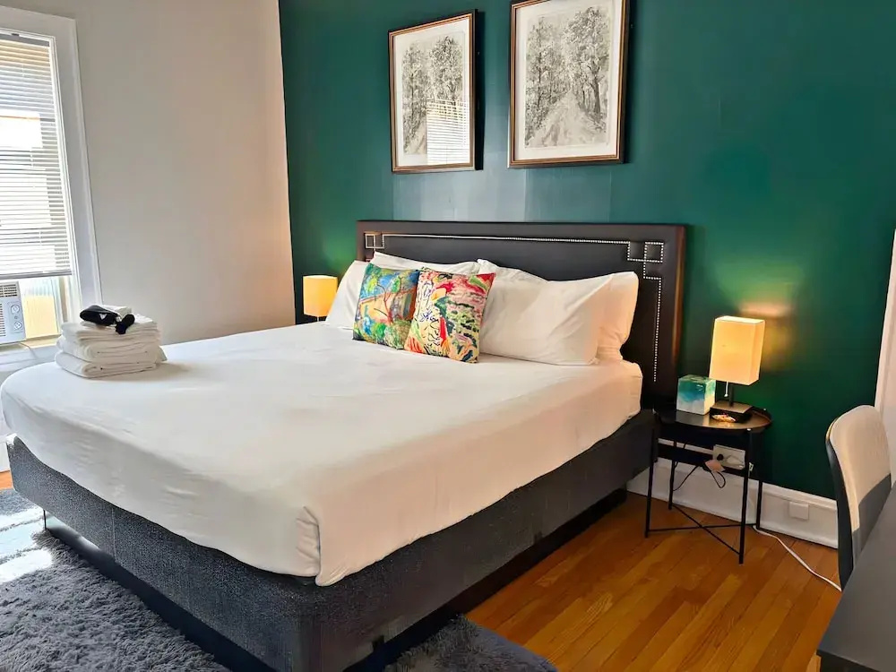 Perfectly Located 1BR - Hinman D2