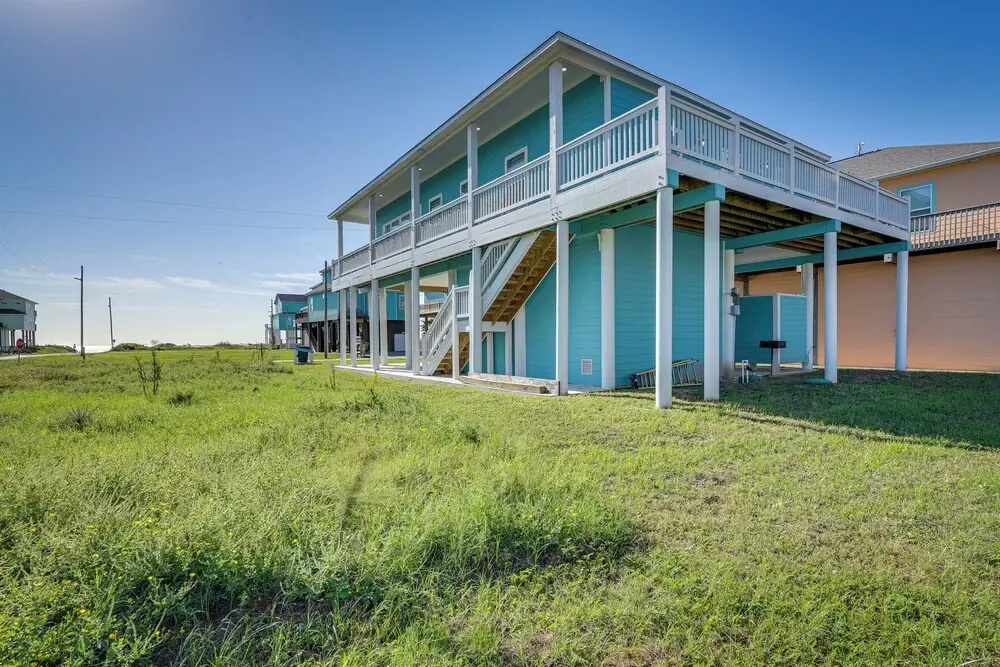 Walk to Ocean! Family-friendly Crystal Beach Home