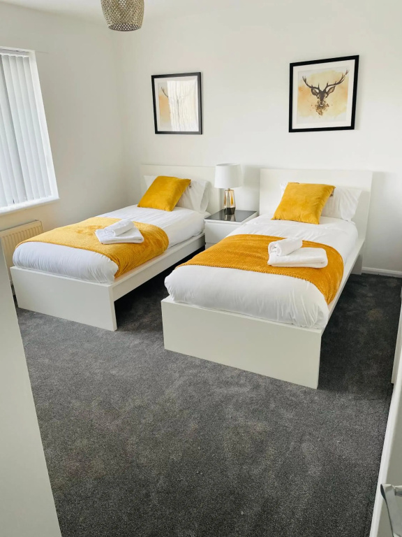 Large 3 bed house Wolverhampton Perfect for Contractors Business Medical Students Short Stays NHS Sleeps upto 5 people Garden Driveway for 2 large Vehicles Close to City Centre M6 M54 and Walsall