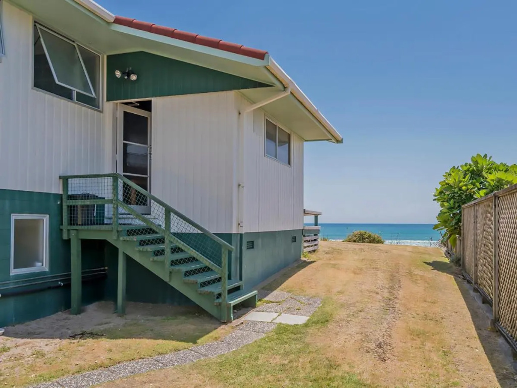 Beachfront Hideaway - Matarangi Holiday Home