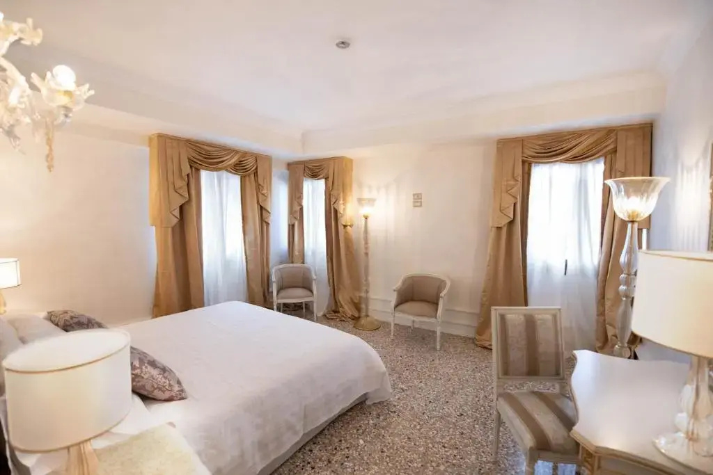 Superior Double room Canal View (full double bed)
