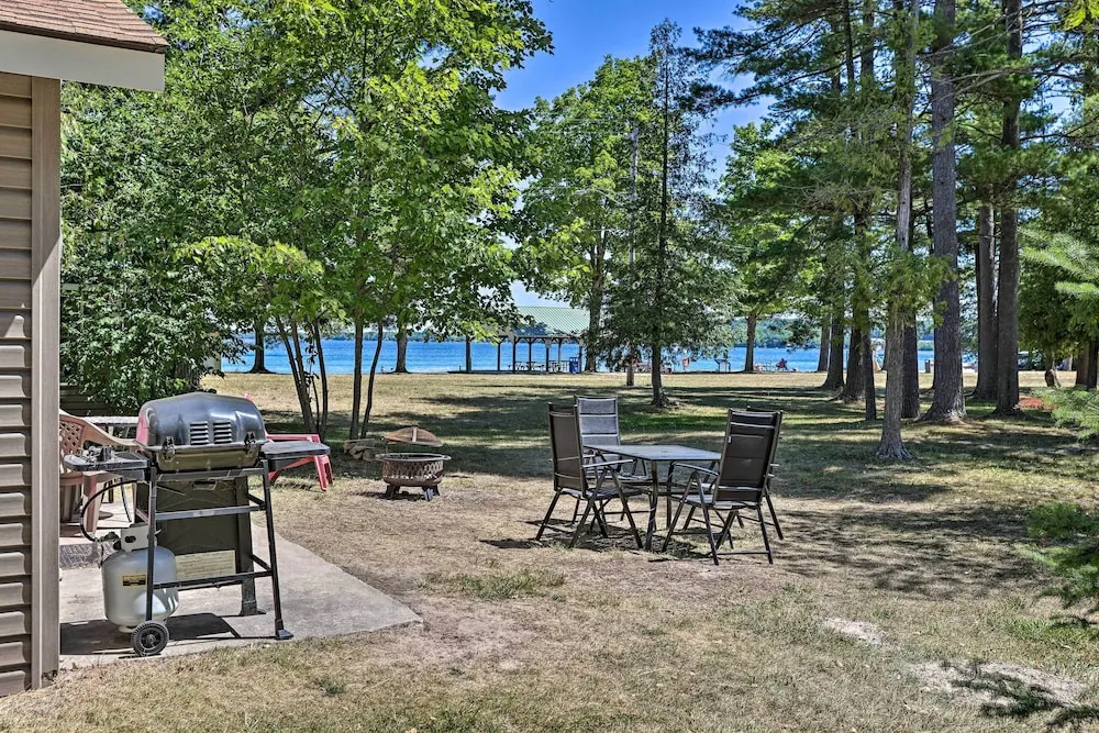 1/2 Mi to Dtwn! Suttons Bay Cottage w/ Fire Pit
