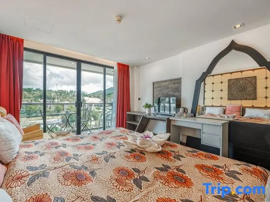 *10 Min Walk to Beach • 1BR with Pools & Gym C184