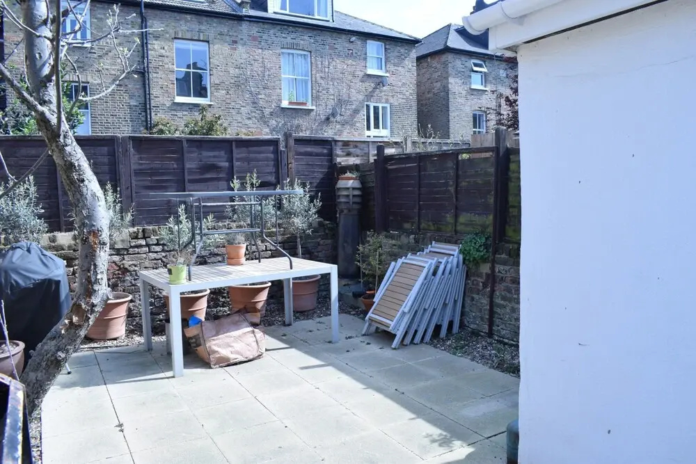 Bright 2 Bedroom Apartment With Private Patio
