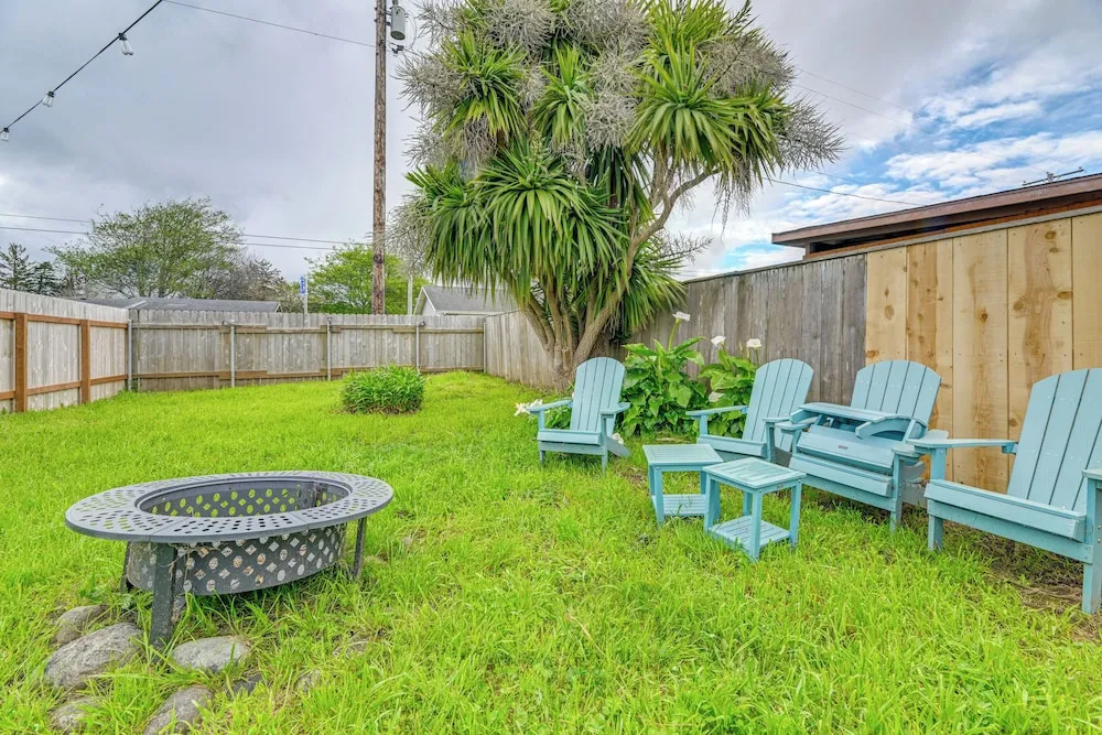 Near Ocean & Redwood National Park! Home w/ Yard